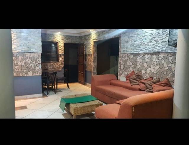 BEDROOM HOUSE FOR SALE IN TSAKANE